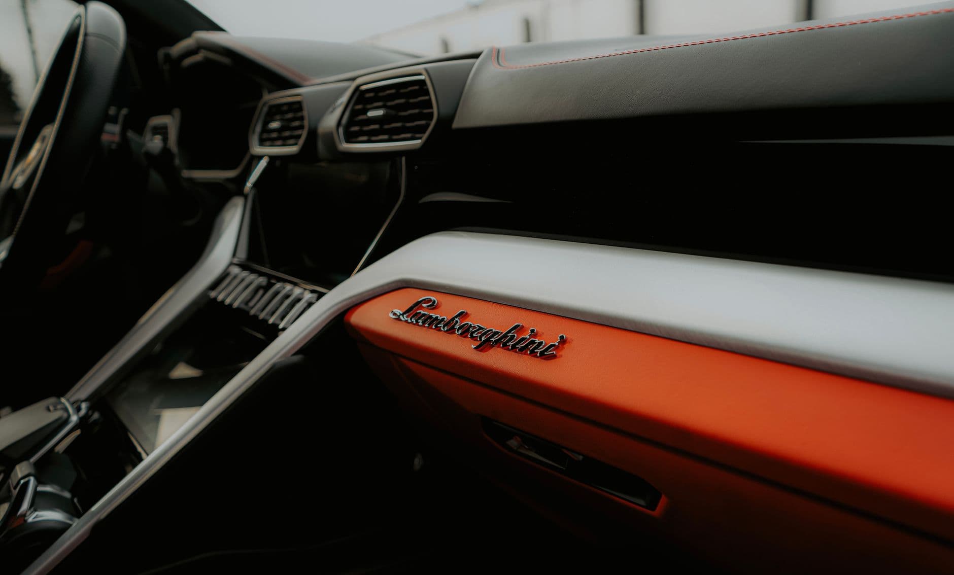 Lamborghini Urus noir 2026 et Mercedes-AMG G63 gris devant Burj Al Arab Dubai comparatif SUV luxe