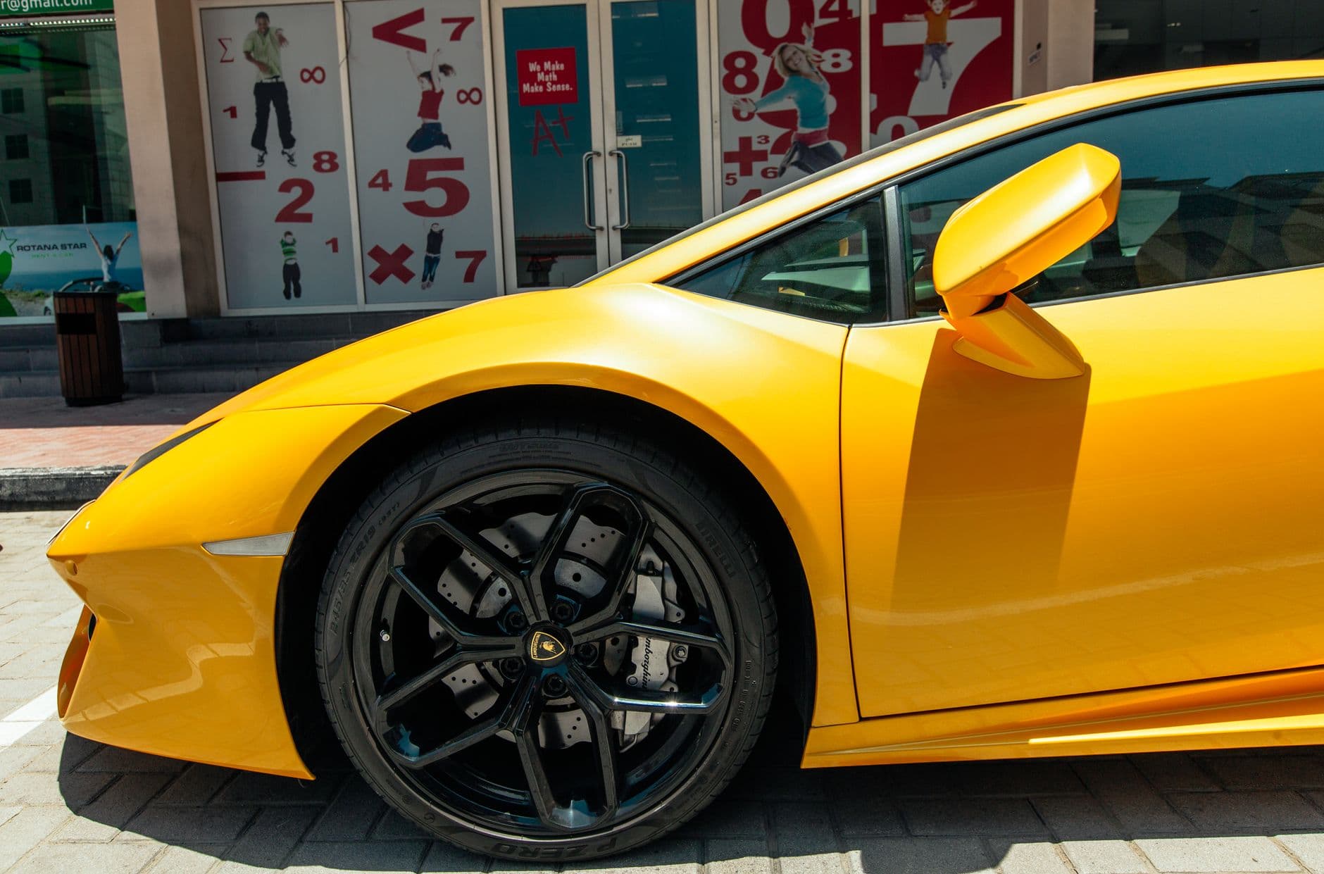 Lamborghini Huracan Evo jaune location Dubai 2026 Sheikh Zayed Road nuit