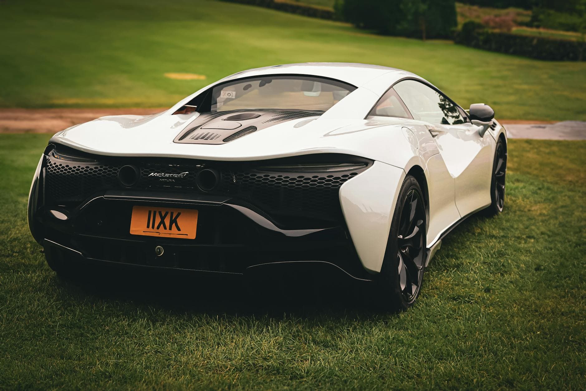 McLaren 720S orange garee devant Burj Khalifa Dubai pour location journee speciale