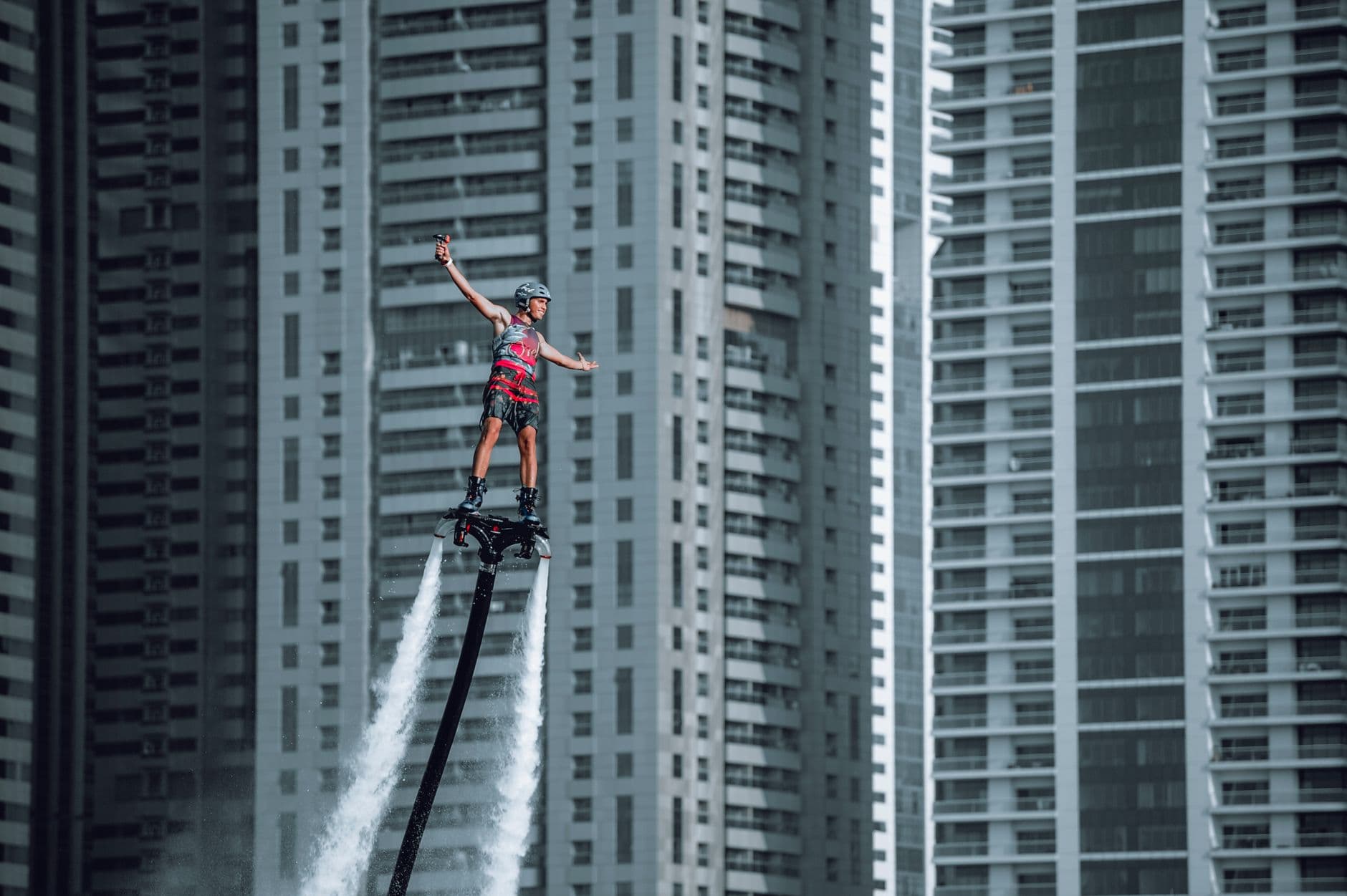 Yacht prive naviguant devant Burj Al Arab Dubai avec jet ski activite luxe 2026