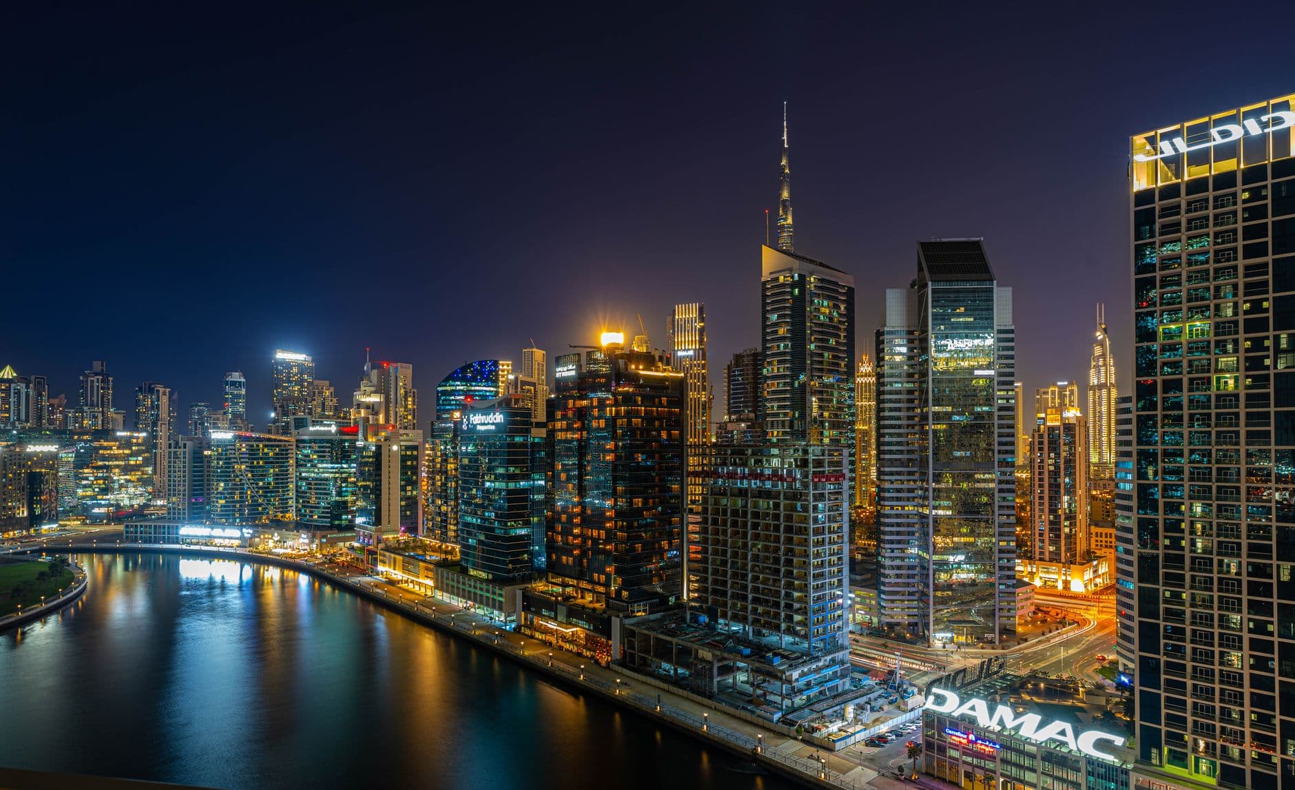 Famille expatriee obtenant visa famille Dubai avec passeports et Emirates ID