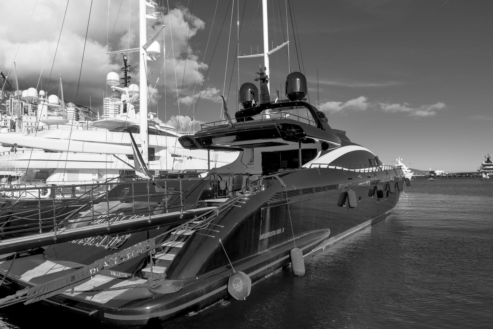 Location superyacht 108 pieds avec flybridge et jacuzzi a Dubai Harbour