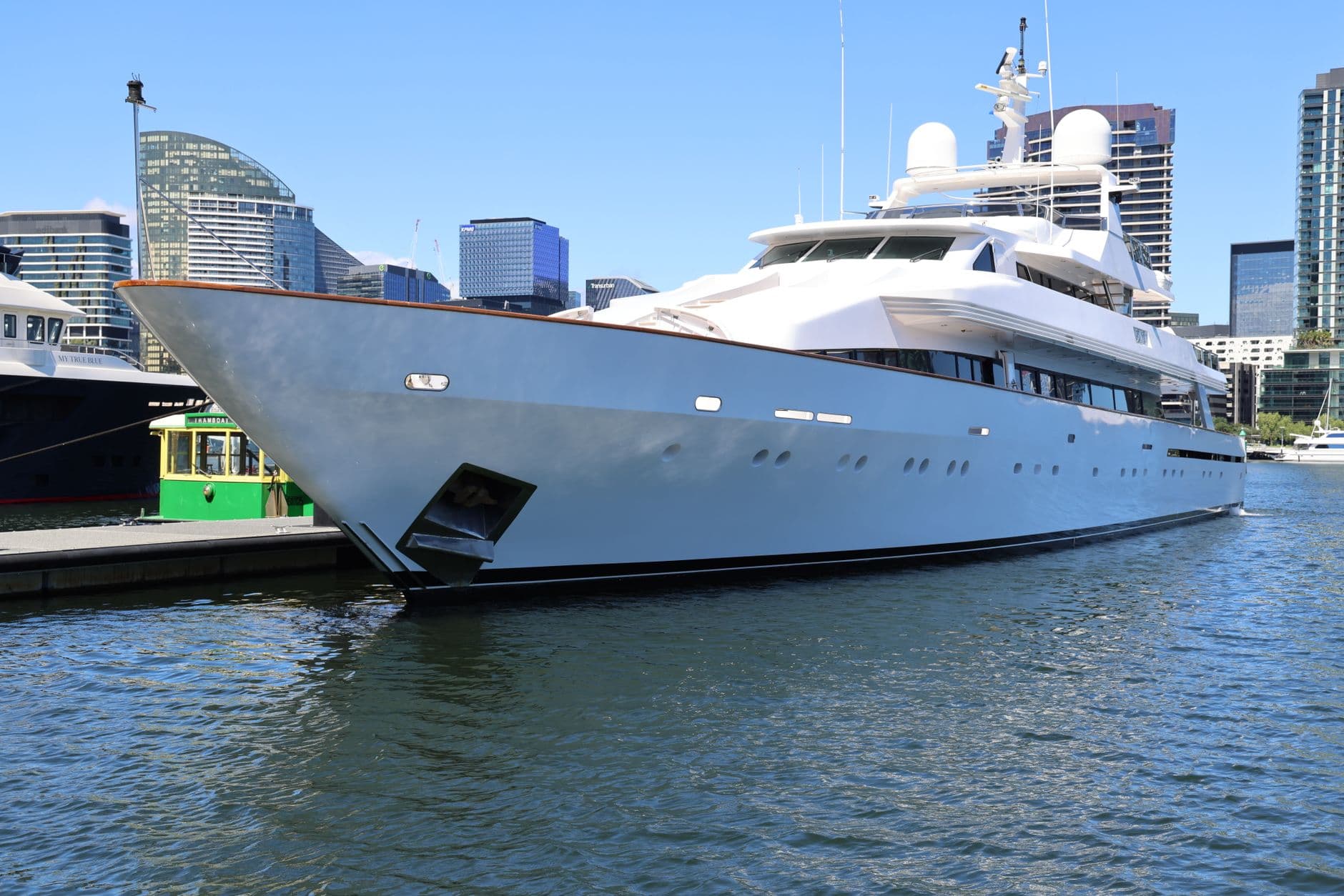 Location superyacht sport 136 pieds avec jacuzzi sun deck a Dubai