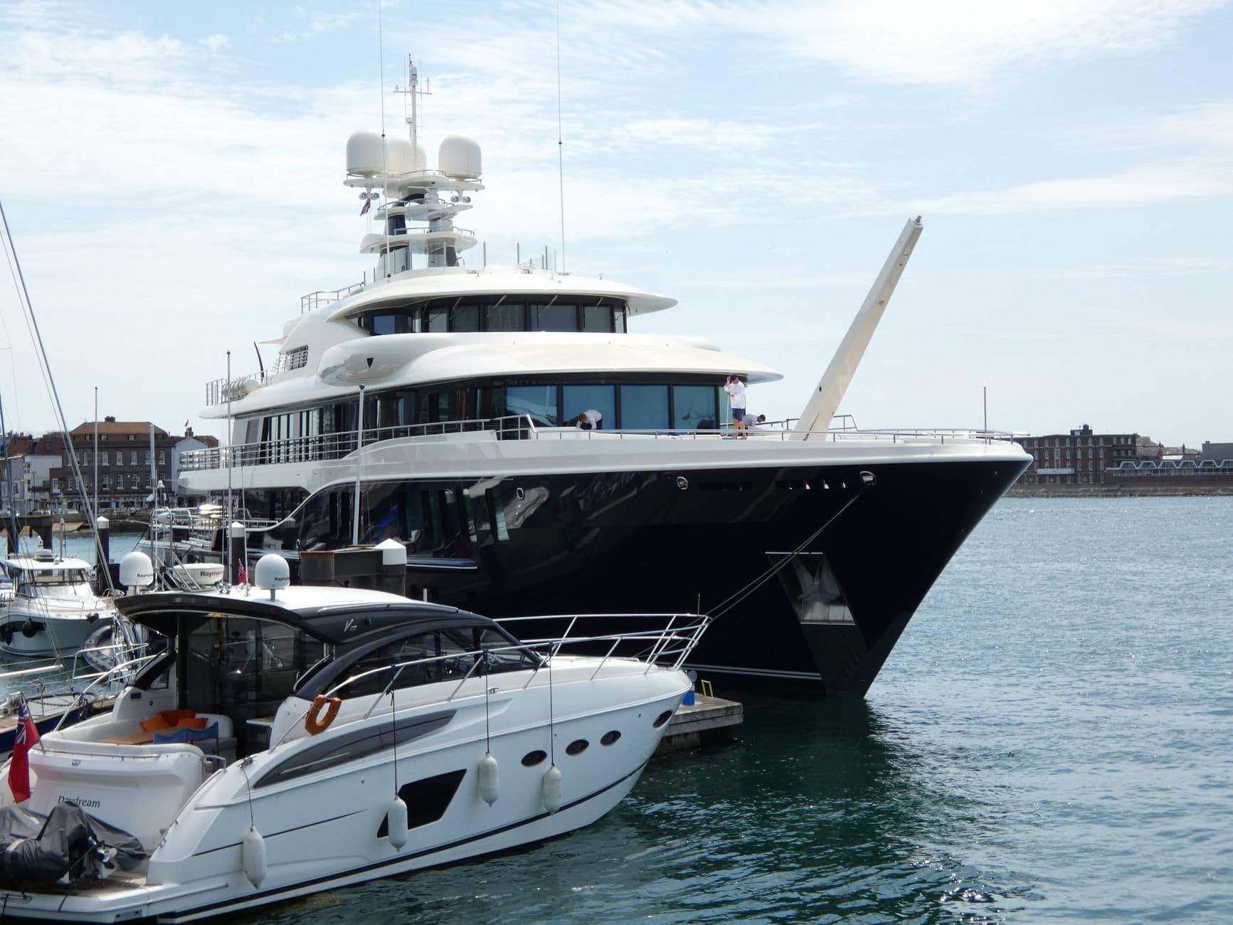 Location superyacht tri-deck 140 pieds a Dubai Harbour pour grand evenement