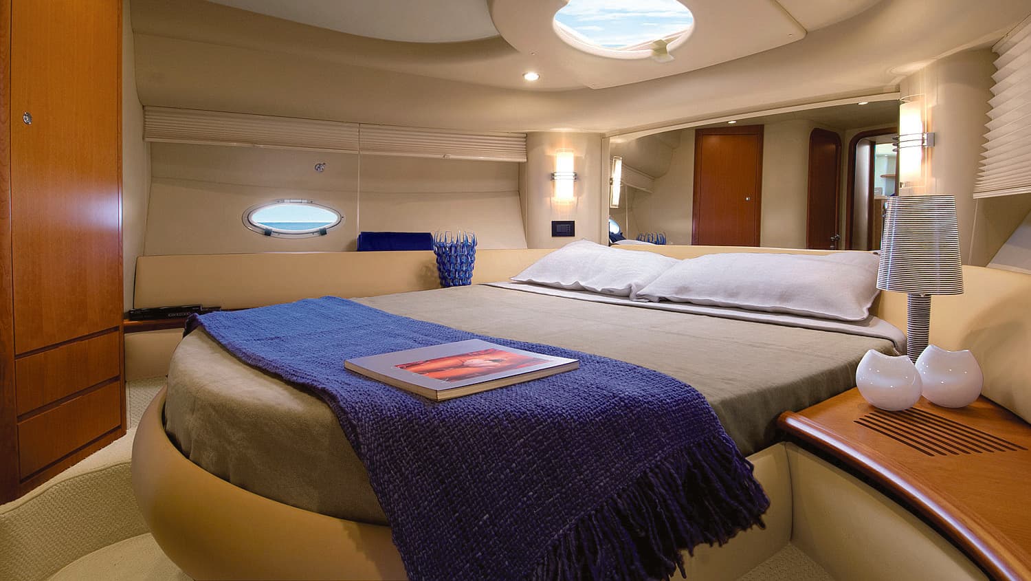 Location yacht 40 pieds Cobalt a Dubai Marina avec Dubai Small