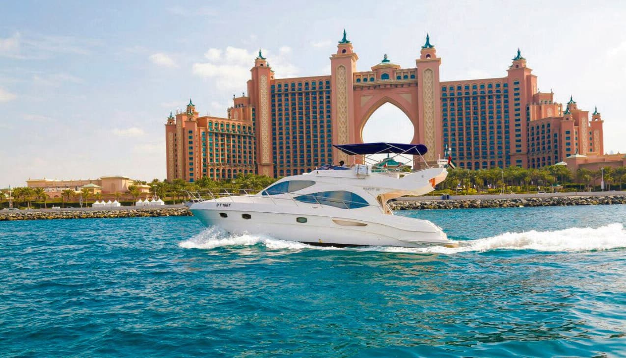 Location yacht 44 pieds Majesty a Dubai Harbour avec vue Atlantis