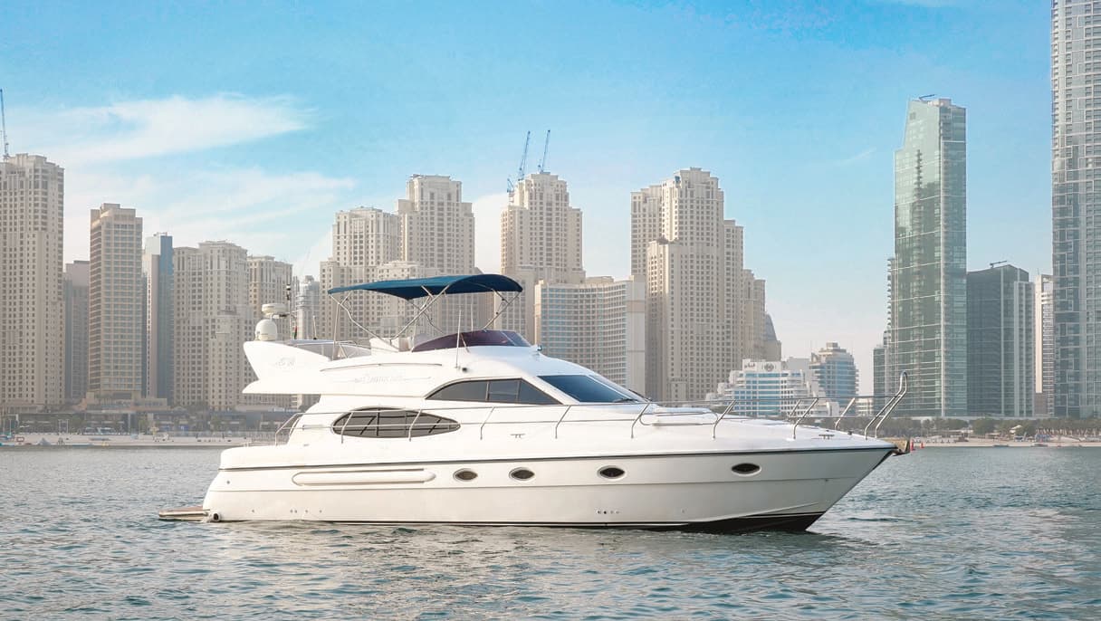 Location yacht de luxe 50 pieds Fairline a Dubai Marina avec Dubai Small