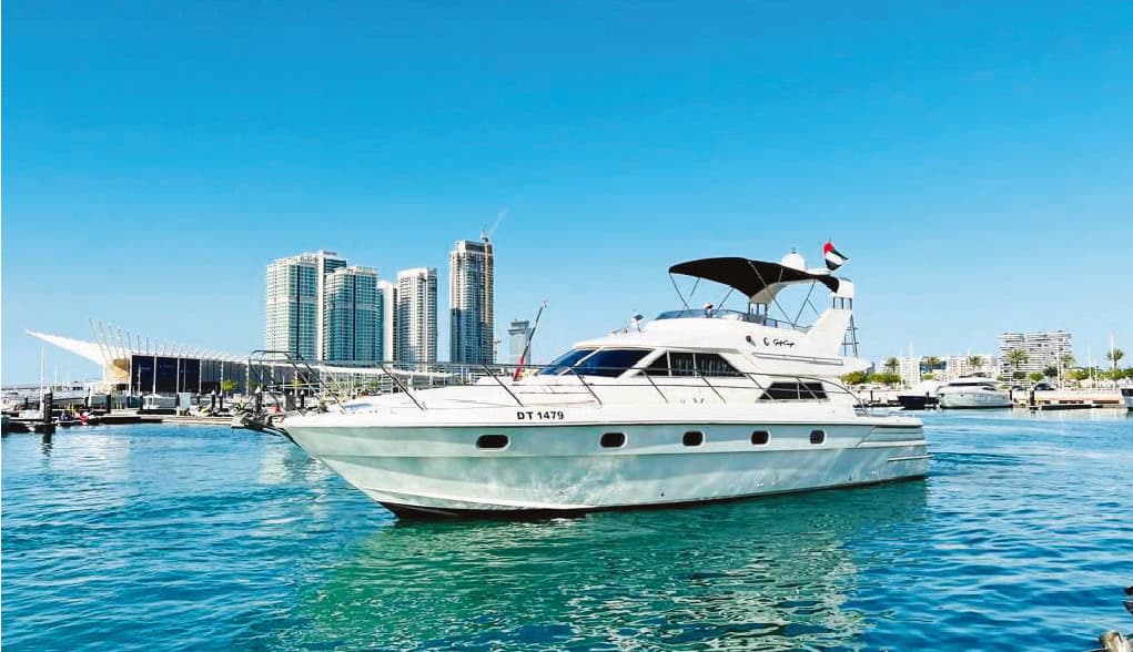 Location yacht 60 pieds Superfly a Dubai Marina avec Dubai Small