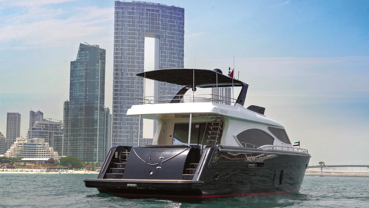 Location megayacht 95 pieds Black Pearl a Dubai Harbour avec Dubai Small