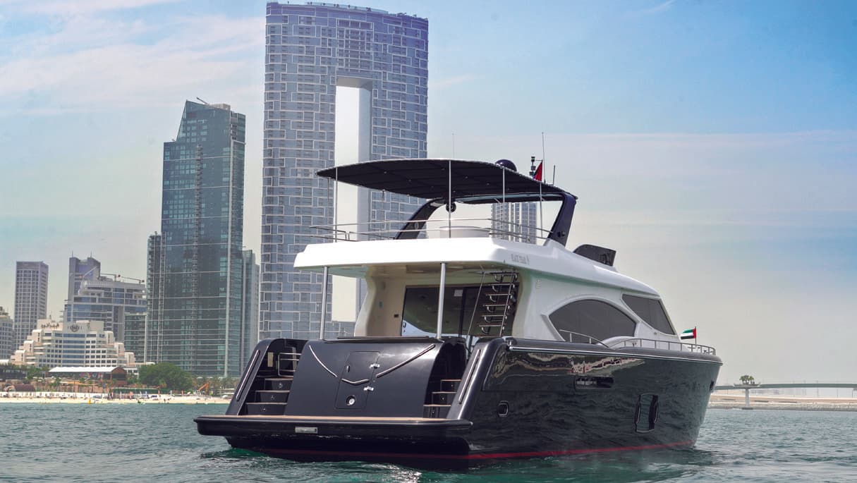 Location megayacht 95 pieds Black Pearl a Dubai Harbour avec Dubai Small